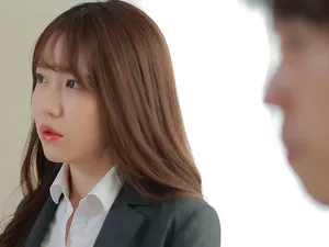 Bố má đi vắng, cậu nhóc được gửi nhà người dì trẻ xinh đẹp