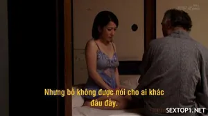 Một cô gái xinh đẹp, tóc ngắn, mảnh mai với ngoại hình được đánh giá cao đang thủ dâm và khoe thân trên ghế sofa. Cô ấy thủ dâm bằng cách nhìn cận cảnh âm hộ và mông của cô ấy rất hấp dẫn. Nếu bạn thích thì đừng bỏ lỡ nhé.