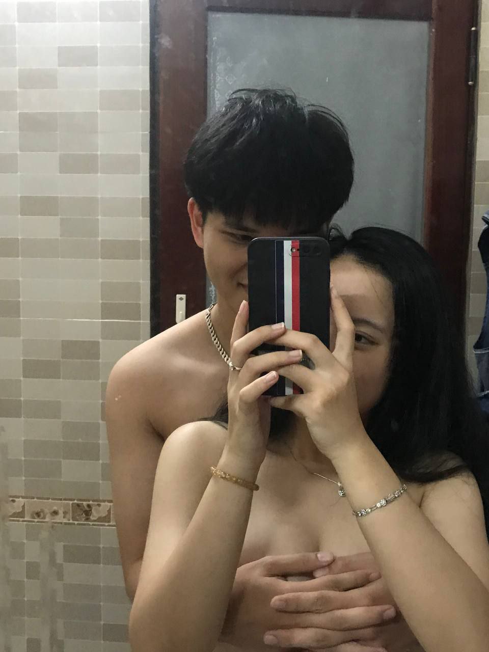 Em gái kế quyến rũ anh trai trong kỳ nghỉ gia đình